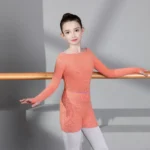 Abbigliamento da Balletto per Ragazze - Body Off Spalla, Maglione Top, Pantaloncini e Ginocchiere - immagine 4
