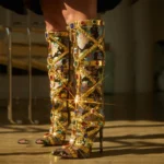 Eilyken – Stivali al Ginocchio con Cristalli, Tacchi a Spillo, Punta Affusolata & Zip Laterale - immagine 2