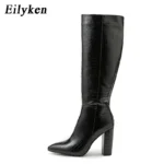 Eilyken – Stivali al Ginocchio in Ecopelle Serpentina Nera con Punta a Punta e Tacco Quadrato - immagine 4