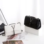 Velisse – Borsa a tracolla di lusso con nappe, paillettes e ricamo lettera V - immagine 2