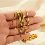 Doyours – Collana con iniziale minuscola in zirconi su catena snake placcata oro 18K - immagine 2