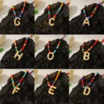 Doyours – Collana girocollo con iniziale a bolle e perline colorate placcata oro