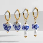 Doyours – Orecchini a cerchio placcati oro con ciondolo in ceramica blu a cuore e fiore