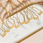 Doyours – Collana con ciondolo quadrato inciso numeri angelici 111/222/333 in acciaio inox - immagine 4