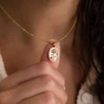 Doyours – Collana girocollo con fiore del mese di nascita e ciondolo conchiglia bianca placcata oro 18K - immagine 2