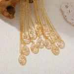 Doyours – Collana girocollo con fiore del mese di nascita e ciondolo conchiglia bianca placcata oro 18K