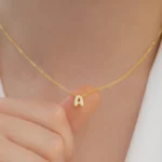 Doyours – Collana con lettera iniziale A-Z in rame placcato oro 18K - immagine 4