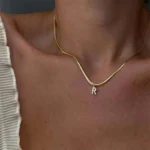 Doyours – Collana con iniziale minuscola in zirconi su catena snake placcata oro 18K