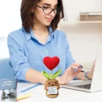 SunHug – Bambolina Positiva a Forma di Girasole Fatto a Mano, Decorazione da Tavolo con Messaggio d’Incoraggiamento - immagine 5