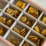 Doyours – Orecchini a bottone geometrici in acciaio inox placcati oro 18K con nodo intrecciato