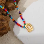 Doyours – Collana girocollo con iniziale a bolle e perline colorate placcata oro - immagine 3