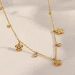 Doyours – Collana girocollo con fiori in zirconi cubici placcata oro 18K in acciaio inox - immagine 2