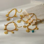 Doyours – Bracciale multifascino in acciaio inox placcato oro 18K con cuore, farfalla, girasole e occhio - immagine 3