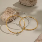 Doyours – Bracciale rigido multistrato bicolore in acciaio inox placcato oro 18K con pendente zircone - immagine 4