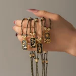 Doyours – Collana tarocchi rettangolare con Sole, Luna e Stelle in acciaio inox placcato oro 18K