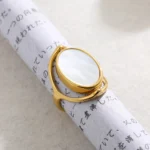 Doyours – Anello ovale girevole double face con conchiglia bianca e abalone placcato oro 18K