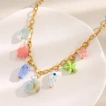 Doyours – Collana con ciondoli marini in ceramica (pesce, stella marina, tartaruga, conchiglia) in acciaio inox regolabile - immagine 3