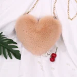 SweetHeart – Borsa a tracolla in peluche a forma di cuore con catena - immagine 4