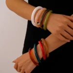 Doyours – Bracciale aperto in acrilico multicolor impilabile stile geometrico 2025 - immagine 3