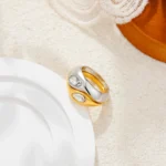 Doyours – Anello bicolore in acciaio inox placcato oro 18K con zircone a goccia d’acqua - immagine 5