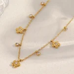 Doyours – Collana girocollo con fiori in zirconi cubici placcata oro 18K in acciaio inox - immagine 3