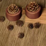 AromaPine – Diffusore per Aromaterapia a Forma di Pigna in Legno di Noce Nera, Fatto a Mano per Oli Essenziali e Arredo Naturale - immagine 4