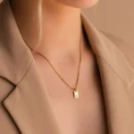 Doyours – Collana iniziale quadrata A-Z in acciaio inox placcato oro con targhetta - immagine 2