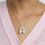 Doyours – Collana iniziale Bubble con zirconi pavé in rame placcato oro 18K - immagine 4