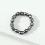 Anello con perle d’acqua dolce stile minimal chic - immagine 2