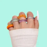 Anello geometrico in resina acrilica multicolore - immagine 4