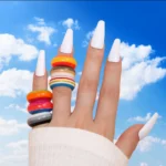 Anello geometrico in resina acrilica multicolore - immagine 2