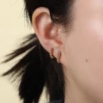 Orecchini a cerchio con zirconi CZ donna Huggie - immagine 3