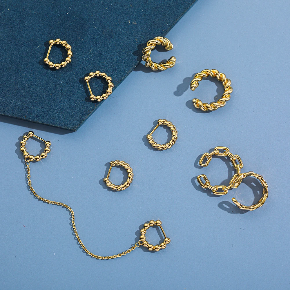 kf-Hf2629c21278641fdba57037e194f9e89h Orecchino a polsino oro con catene e perline metalliche - immagine 1