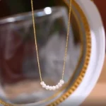 Collana girocollo minimal con perle e catena oro