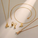 Set collana stivale cowboy e orecchini a cerchio dorati - immagine 2