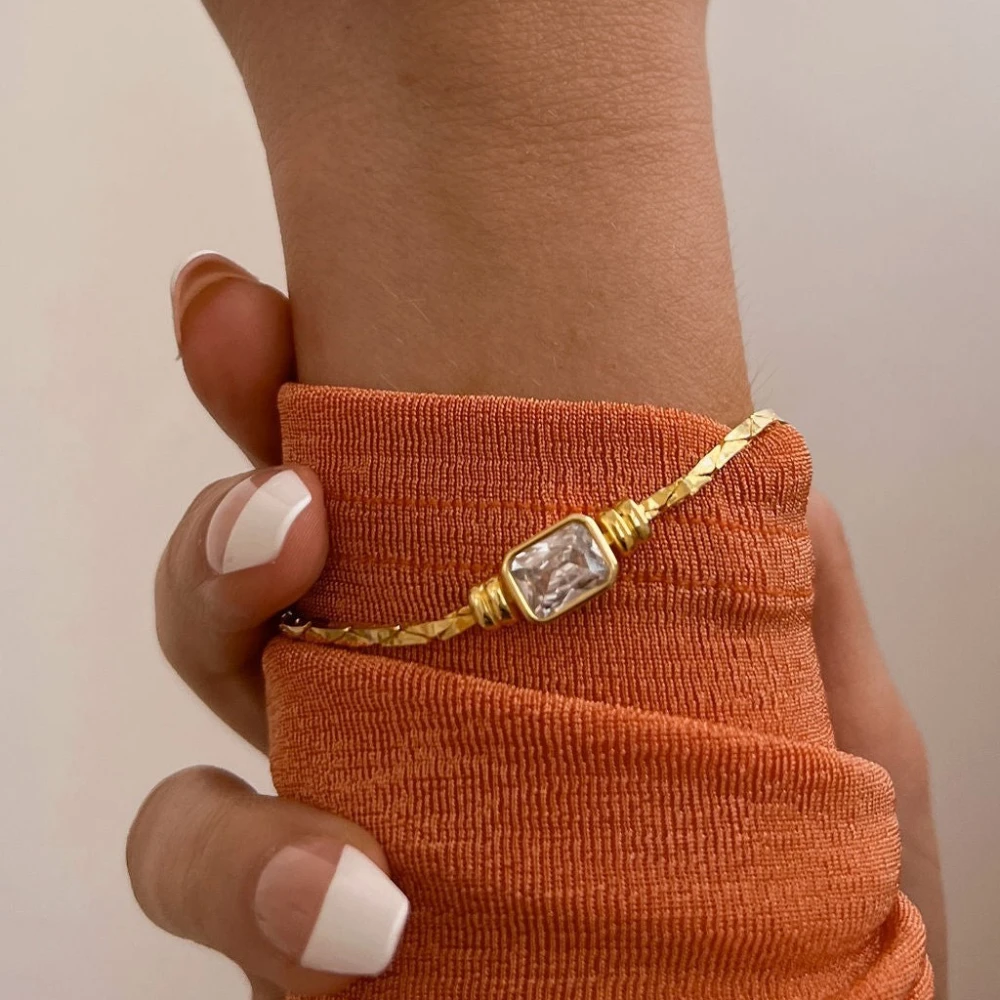 kf-S00aa85e52ea240208020ad7c4b5d42f6E Bracciale donna in acciaio oro con cristallo quadrato - immagine 1