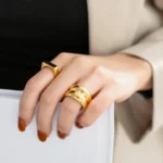 Anello donna a cupola doppia in acciaio inox dorato - immagine 4