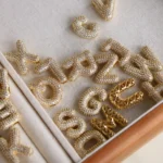 Collana iniziale lettera a bolle con zirconi placcata oro - immagine 4