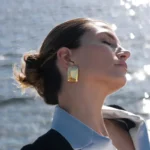 Orecchini rettangolari grandi in acciaio dorato - immagine 4