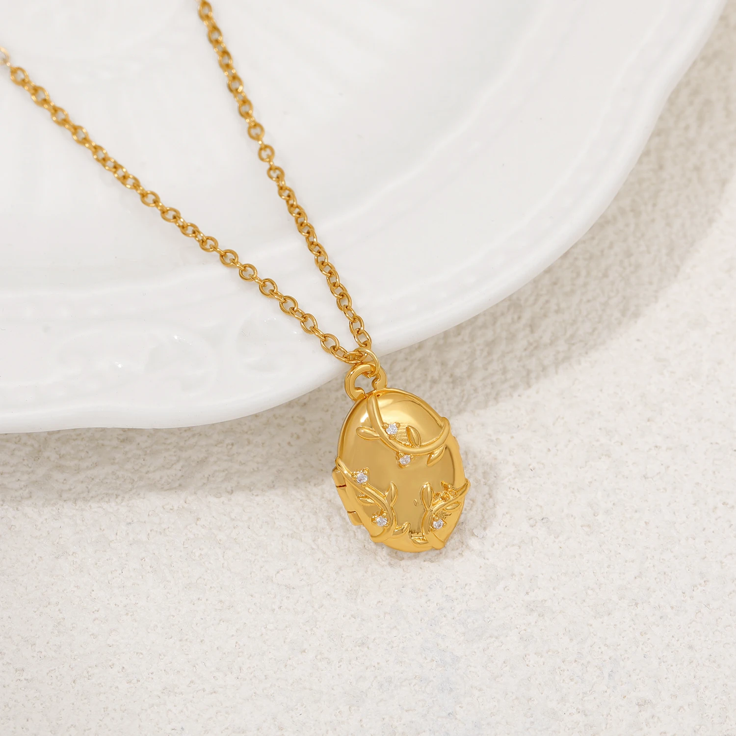 kf-S0468c15b9e8e4410be3bdb0a303ed874g Collana medaglione ovale apribile con zirconi impermeabile - immagine 1