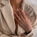 Collana donna acciaio dorato con ciondolo cristallo quadrato - immagine 2