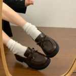 Mocassini donna stile college con nodo e tacco largo