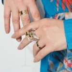 Anello geometrico cuore oro in resina caramello - immagine 2