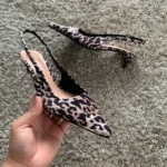 Sandali donna leopardati con tacco basso e punta a punta - immagine 5