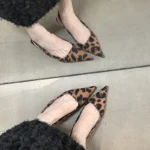 Sandali donna a punta chiusa con tacco basso leopardati - immagine 2