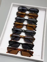 Set 8 occhiali da sole piccoli neri e tartarugati