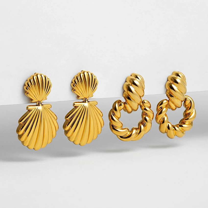 kf-S0acf9708f0724981a14a5816c3173ad3P Orecchini a cerchio intrecciati con conchiglia placcati oro - immagine 1