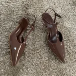 Sandali eleganti da donna a punta con tacco basso e cinturino - immagine 5