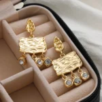 Orecchini pendenti quadrati martellati oro vintage - immagine 2