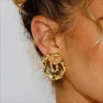 Orecchini a bottone donna onda twist placcati oro 18K - immagine 3